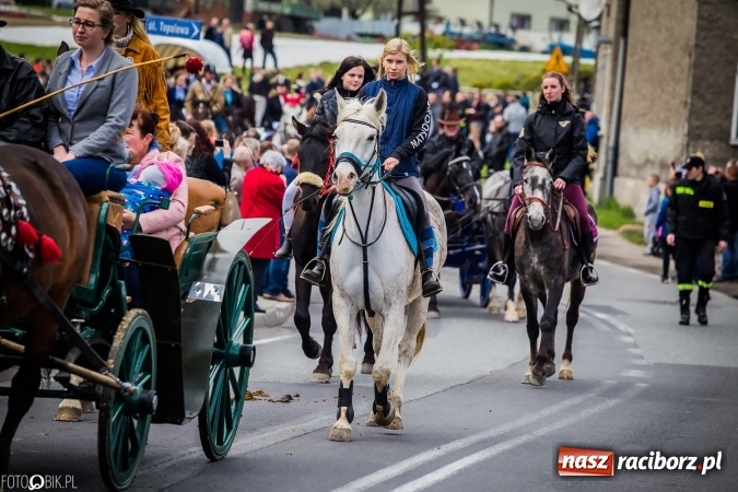 Zdjęcie w galerii na portalu naszraciborz.pl: Wielkanocna procesja konna w Raciborzu-Sudole - początek i wyścigi na Topolowej wiadomości z regionu