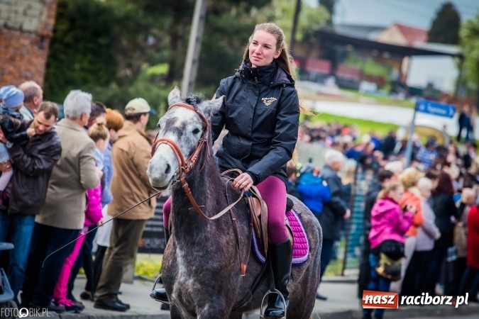 Zdjęcie w galerii na portalu naszraciborz.pl: Wielkanocna procesja konna w Raciborzu-Sudole - początek i wyścigi na Topolowej wiadomości z regionu