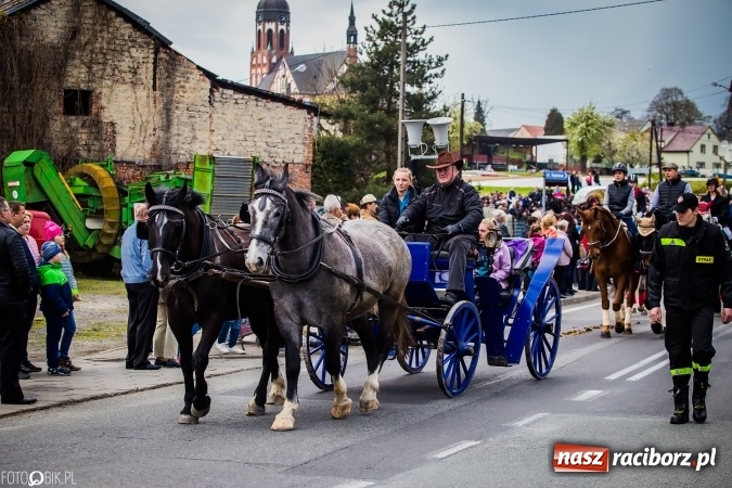 Zdjęcie w galerii na portalu naszraciborz.pl: Wielkanocna procesja konna w Raciborzu-Sudole - początek i wyścigi na Topolowej wiadomości z regionu