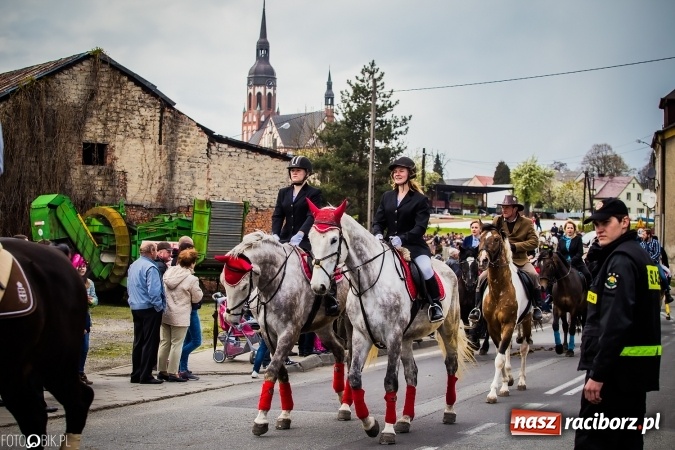 Zdjęcie w galerii na portalu naszraciborz.pl: Wielkanocna procesja konna w Raciborzu-Sudole - początek i wyścigi na Topolowej wiadomości z regionu