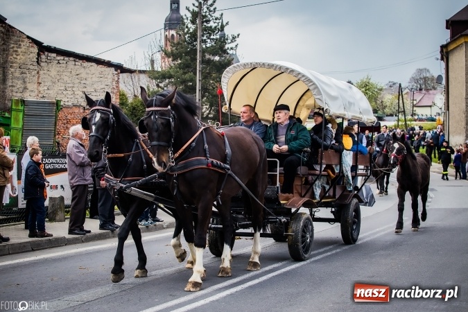 Zdjęcie w galerii na portalu naszraciborz.pl: Wielkanocna procesja konna w Raciborzu-Sudole - początek i wyścigi na Topolowej wiadomości z regionu