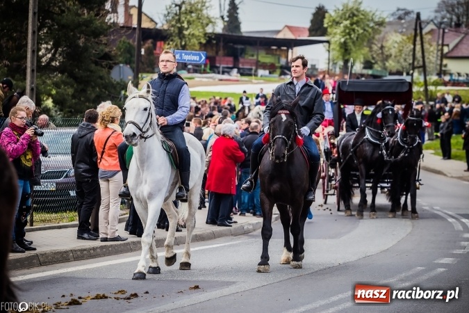 Zdjęcie w galerii na portalu naszraciborz.pl: Wielkanocna procesja konna w Raciborzu-Sudole - początek i wyścigi na Topolowej wiadomości z regionu