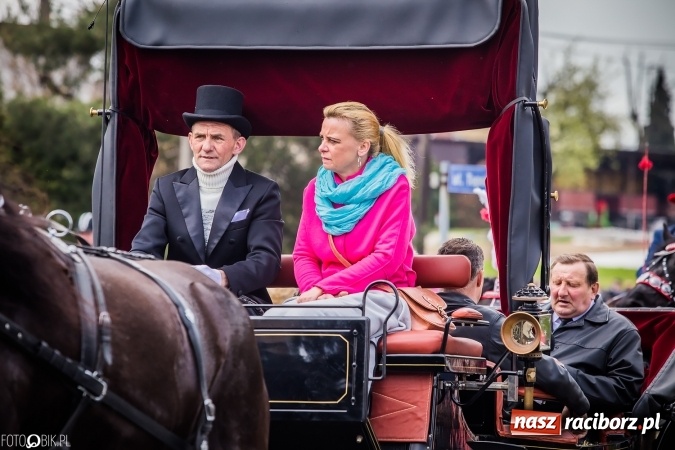 Zdjęcie w galerii na portalu naszraciborz.pl: Wielkanocna procesja konna w Raciborzu-Sudole - początek i wyścigi na Topolowej wiadomości z regionu