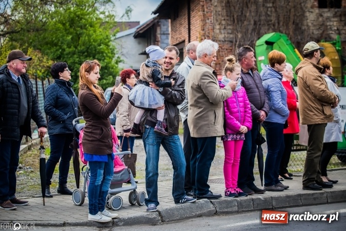 Zdjęcie w galerii na portalu naszraciborz.pl: Wielkanocna procesja konna w Raciborzu-Sudole - początek i wyścigi na Topolowej wiadomości z regionu
