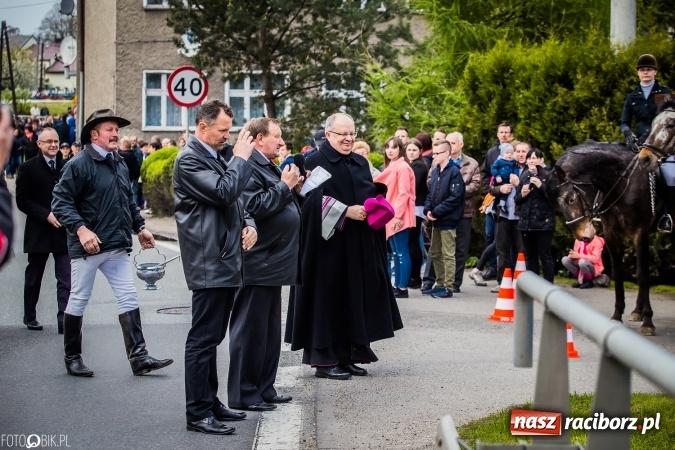 Zdjęcie w galerii na portalu naszraciborz.pl: Wielkanocna procesja konna w Raciborzu-Sudole - początek i wyścigi na Topolowej wiadomości z regionu