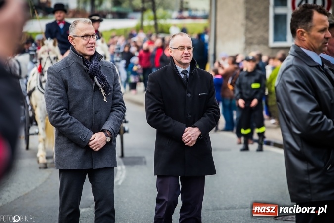 Zdjęcie w galerii na portalu naszraciborz.pl: Wielkanocna procesja konna w Raciborzu-Sudole - początek i wyścigi na Topolowej wiadomości z regionu