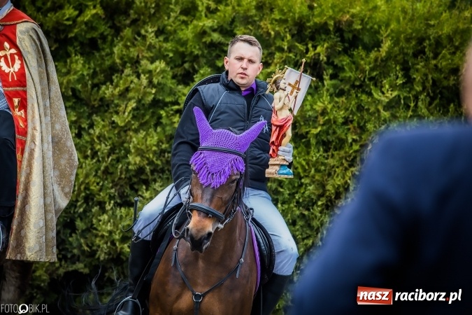 Zdjęcie w galerii na portalu naszraciborz.pl: Wielkanocna procesja konna w Raciborzu-Sudole - początek i wyścigi na Topolowej wiadomości z regionu