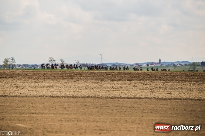 Zdjęcie w galerii na portalu naszraciborz.pl: Wielkanocna procesja konna w Raciborzu-Sudole - początek i wyścigi na Topolowej wiadomości z regionu