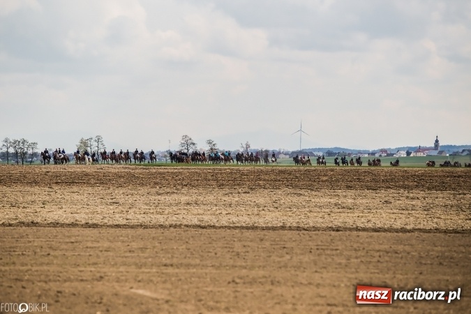 Zdjęcie w galerii na portalu naszraciborz.pl: Wielkanocna procesja konna w Raciborzu-Sudole - początek i wyścigi na Topolowej wiadomości z regionu