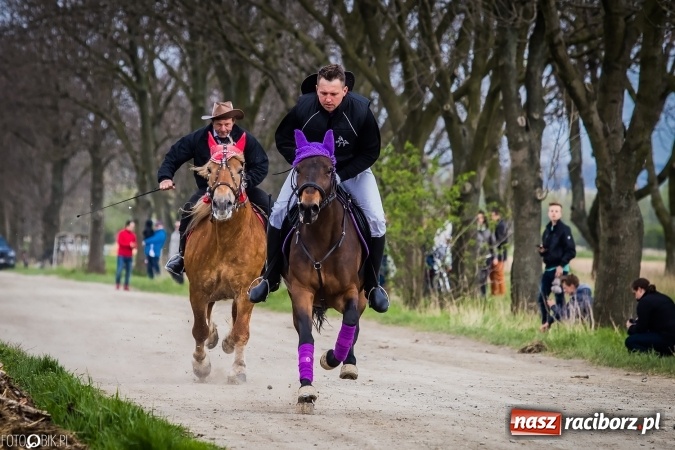 Zdjęcie w galerii na portalu naszraciborz.pl: Wielkanocna procesja konna w Raciborzu-Sudole - początek i wyścigi na Topolowej wiadomości z regionu