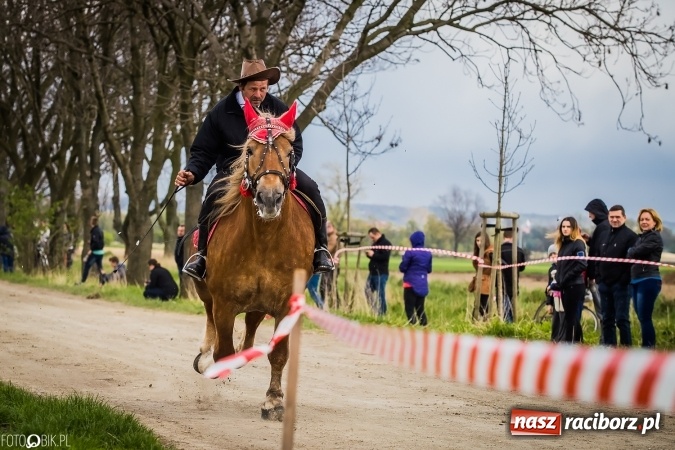 Zdjęcie w galerii na portalu naszraciborz.pl: Wielkanocna procesja konna w Raciborzu-Sudole - początek i wyścigi na Topolowej wiadomości z regionu