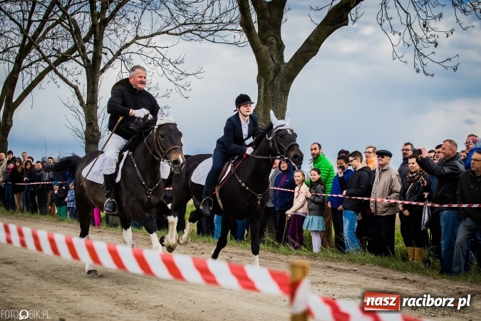 Zdjęcie w galerii na portalu naszraciborz.pl: Wielkanocna procesja konna w Raciborzu-Sudole - początek i wyścigi na Topolowej wiadomości z regionu