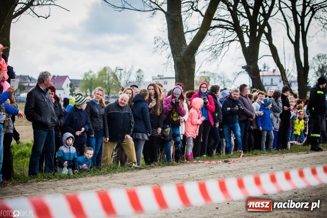 Zdjęcie w galerii na portalu naszraciborz.pl: Wielkanocna procesja konna w Raciborzu-Sudole - początek i wyścigi na Topolowej wiadomości z regionu