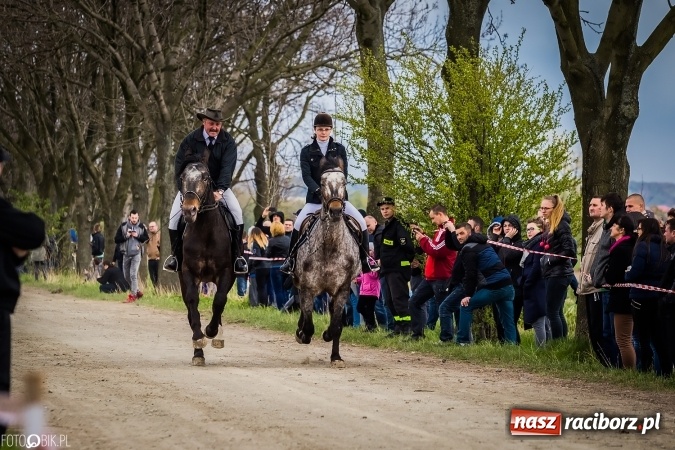 Zdjęcie w galerii na portalu naszraciborz.pl: Wielkanocna procesja konna w Raciborzu-Sudole - początek i wyścigi na Topolowej wiadomości z regionu