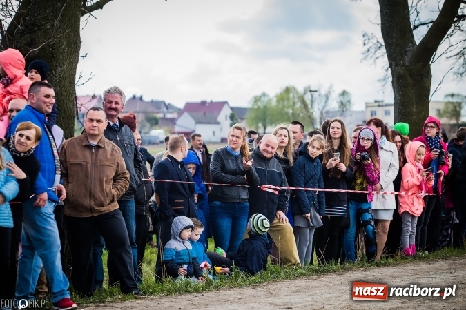 Zdjęcie w galerii na portalu naszraciborz.pl: Wielkanocna procesja konna w Raciborzu-Sudole - początek i wyścigi na Topolowej wiadomości z regionu