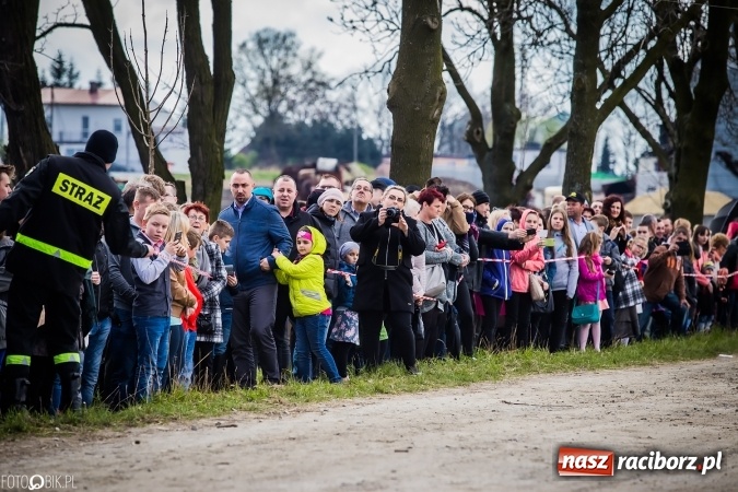 Zdjęcie w galerii na portalu naszraciborz.pl: Wielkanocna procesja konna w Raciborzu-Sudole - początek i wyścigi na Topolowej wiadomości z regionu