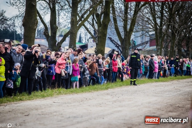 Zdjęcie w galerii na portalu naszraciborz.pl: Wielkanocna procesja konna w Raciborzu-Sudole - początek i wyścigi na Topolowej wiadomości z regionu
