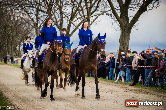 Zdjęcie w galerii na portalu naszraciborz.pl: Wielkanocna procesja konna w Raciborzu-Sudole - początek i wyścigi na Topolowej wiadomości z regionu