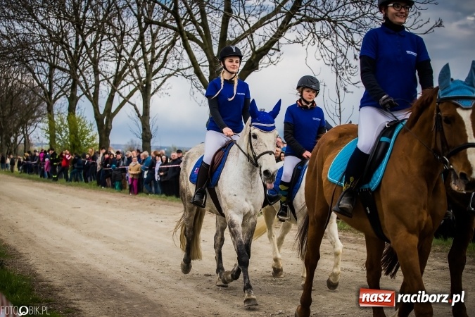 Zdjęcie w galerii na portalu naszraciborz.pl: Wielkanocna procesja konna w Raciborzu-Sudole - początek i wyścigi na Topolowej wiadomości z regionu