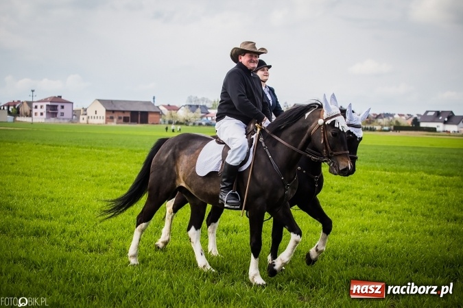 Zdjęcie w galerii na portalu naszraciborz.pl: Wielkanocna procesja konna w Raciborzu-Sudole - początek i wyścigi na Topolowej wiadomości z regionu