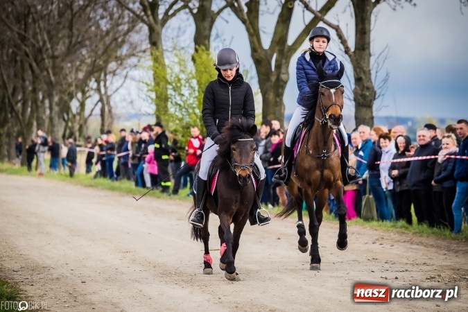 Zdjęcie w galerii na portalu naszraciborz.pl: Wielkanocna procesja konna w Raciborzu-Sudole - początek i wyścigi na Topolowej wiadomości z regionu