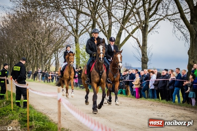 Zdjęcie w galerii na portalu naszraciborz.pl: Wielkanocna procesja konna w Raciborzu-Sudole - początek i wyścigi na Topolowej wiadomości z regionu