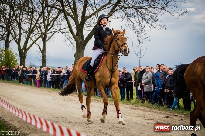 Zdjęcie w galerii na portalu naszraciborz.pl: Wielkanocna procesja konna w Raciborzu-Sudole - początek i wyścigi na Topolowej wiadomości z regionu