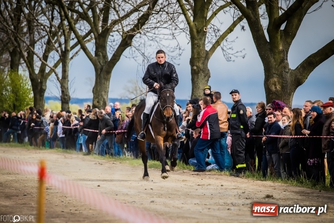 Zdjęcie w galerii na portalu naszraciborz.pl: Wielkanocna procesja konna w Raciborzu-Sudole - początek i wyścigi na Topolowej wiadomości z regionu