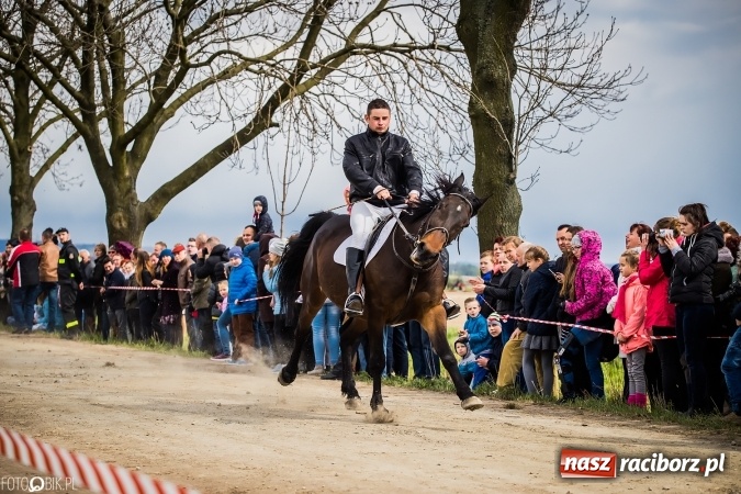 Zdjęcie w galerii na portalu naszraciborz.pl: Wielkanocna procesja konna w Raciborzu-Sudole - początek i wyścigi na Topolowej wiadomości z regionu