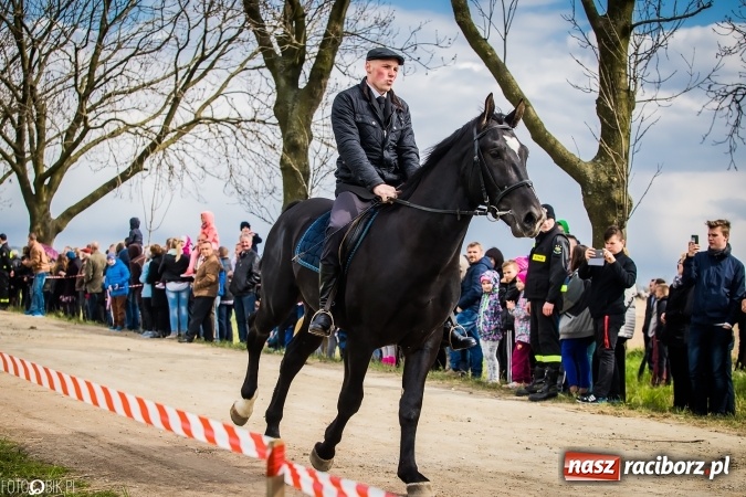 Zdjęcie w galerii na portalu naszraciborz.pl: Wielkanocna procesja konna w Raciborzu-Sudole - początek i wyścigi na Topolowej wiadomości z regionu