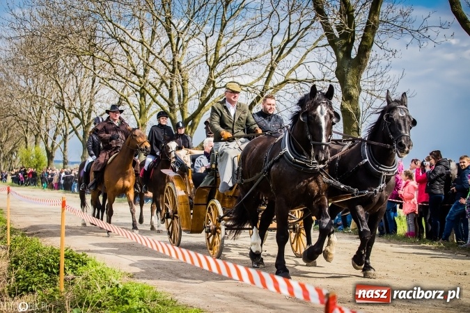 Zdjęcie w galerii na portalu naszraciborz.pl: Wielkanocna procesja konna w Raciborzu-Sudole - początek i wyścigi na Topolowej wiadomości z regionu