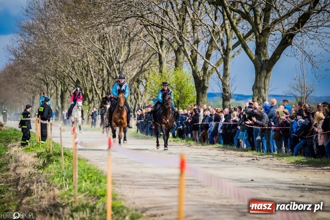 Zdjęcie w galerii na portalu naszraciborz.pl: Wielkanocna procesja konna w Raciborzu-Sudole - początek i wyścigi na Topolowej wiadomości z regionu