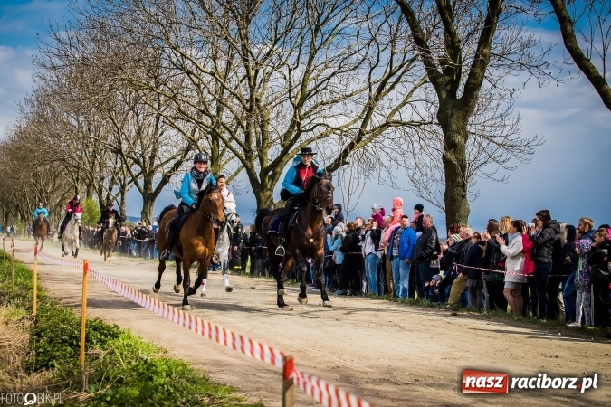 Zdjęcie w galerii na portalu naszraciborz.pl: Wielkanocna procesja konna w Raciborzu-Sudole - początek i wyścigi na Topolowej wiadomości z regionu
