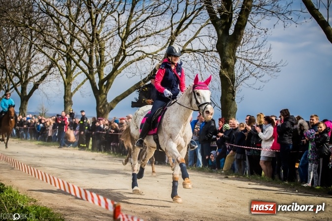 Zdjęcie w galerii na portalu naszraciborz.pl: Wielkanocna procesja konna w Raciborzu-Sudole - początek i wyścigi na Topolowej wiadomości z regionu