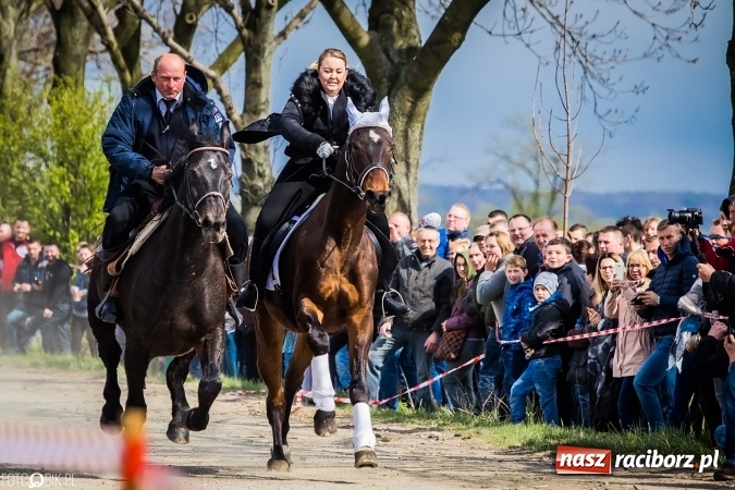 Zdjęcie w galerii na portalu naszraciborz.pl: Wielkanocna procesja konna w Raciborzu-Sudole - początek i wyścigi na Topolowej wiadomości z regionu