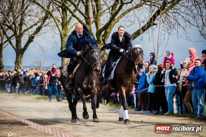 Zdjęcie w galerii na portalu naszraciborz.pl: Wielkanocna procesja konna w Raciborzu-Sudole - początek i wyścigi na Topolowej wiadomości z regionu