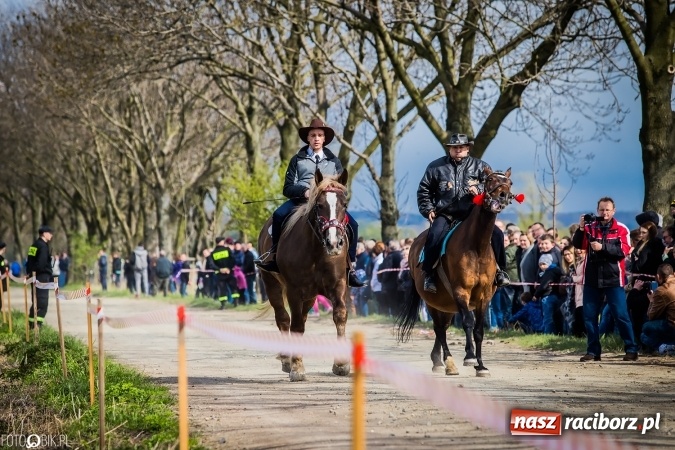 Zdjęcie w galerii na portalu naszraciborz.pl: Wielkanocna procesja konna w Raciborzu-Sudole - początek i wyścigi na Topolowej wiadomości z regionu