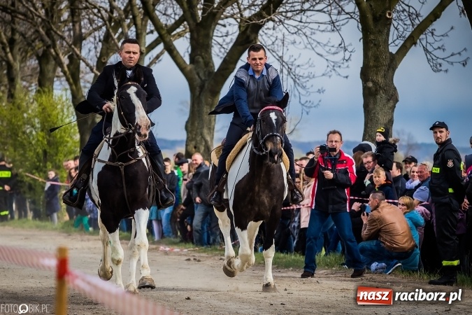 Zdjęcie w galerii na portalu naszraciborz.pl: Wielkanocna procesja konna w Raciborzu-Sudole - początek i wyścigi na Topolowej wiadomości z regionu
