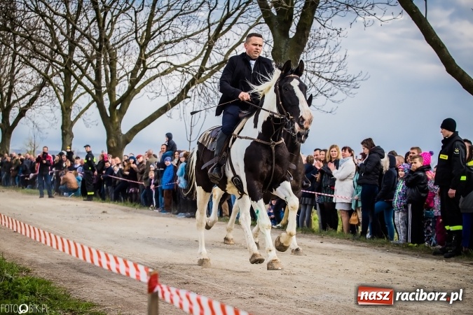 Zdjęcie w galerii na portalu naszraciborz.pl: Wielkanocna procesja konna w Raciborzu-Sudole - początek i wyścigi na Topolowej wiadomości z regionu