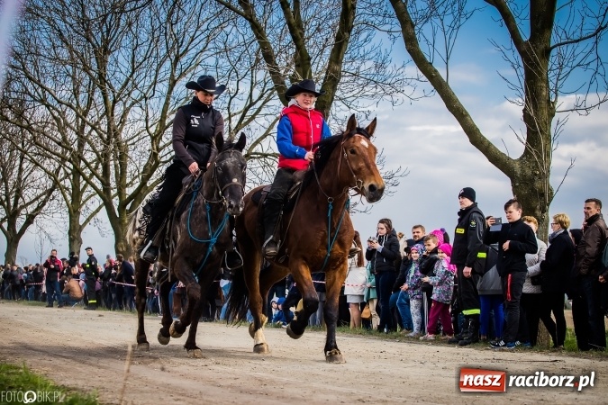 Zdjęcie w galerii na portalu naszraciborz.pl: Wielkanocna procesja konna w Raciborzu-Sudole - początek i wyścigi na Topolowej wiadomości z regionu