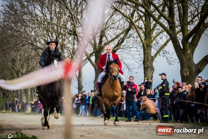 Zdjęcie w galerii na portalu naszraciborz.pl: Wielkanocna procesja konna w Raciborzu-Sudole - początek i wyścigi na Topolowej wiadomości z regionu