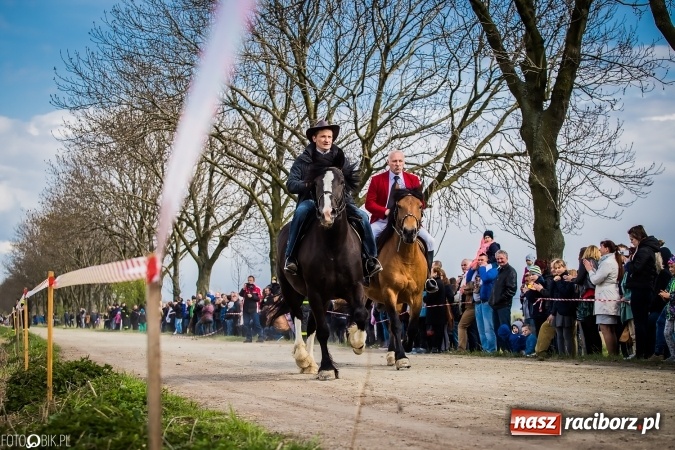 Zdjęcie w galerii na portalu naszraciborz.pl: Wielkanocna procesja konna w Raciborzu-Sudole - początek i wyścigi na Topolowej wiadomości z regionu