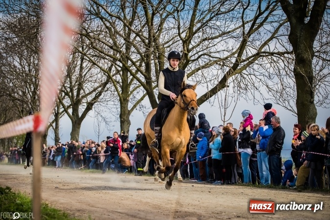 Zdjęcie w galerii na portalu naszraciborz.pl: Wielkanocna procesja konna w Raciborzu-Sudole - początek i wyścigi na Topolowej wiadomości z regionu