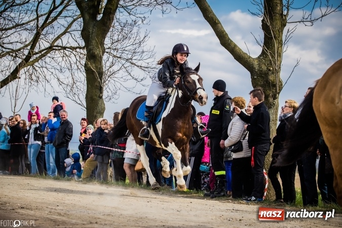 Zdjęcie w galerii na portalu naszraciborz.pl: Wielkanocna procesja konna w Raciborzu-Sudole - początek i wyścigi na Topolowej wiadomości z regionu