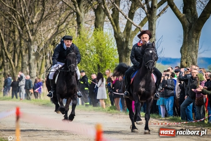 Zdjęcie w galerii na portalu naszraciborz.pl: Wielkanocna procesja konna w Raciborzu-Sudole - początek i wyścigi na Topolowej wiadomości z regionu
