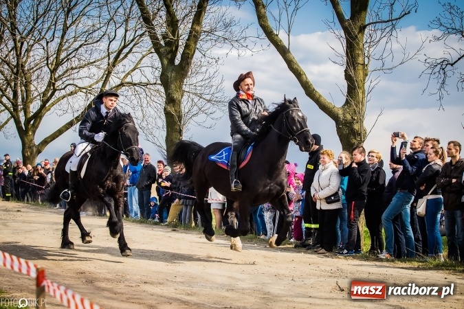 Zdjęcie w galerii na portalu naszraciborz.pl: Wielkanocna procesja konna w Raciborzu-Sudole - początek i wyścigi na Topolowej wiadomości z regionu