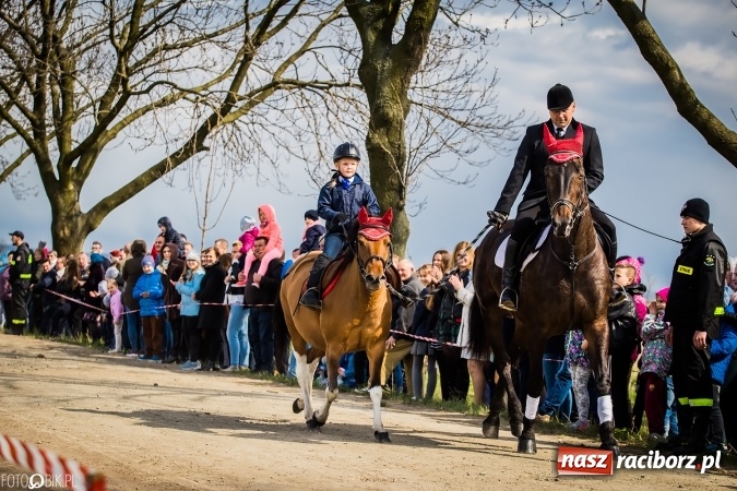 Zdjęcie w galerii na portalu naszraciborz.pl: Wielkanocna procesja konna w Raciborzu-Sudole - początek i wyścigi na Topolowej wiadomości z regionu