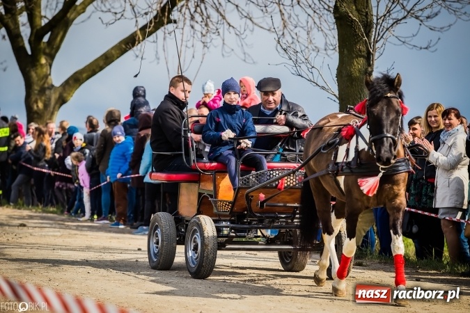 Zdjęcie w galerii na portalu naszraciborz.pl: Wielkanocna procesja konna w Raciborzu-Sudole - początek i wyścigi na Topolowej wiadomości z regionu