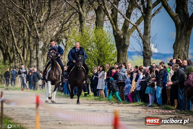 Zdjęcie w galerii na portalu naszraciborz.pl: Wielkanocna procesja konna w Raciborzu-Sudole - początek i wyścigi na Topolowej wiadomości z regionu