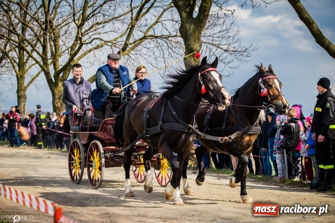 Zdjęcie w galerii na portalu naszraciborz.pl: Wielkanocna procesja konna w Raciborzu-Sudole - początek i wyścigi na Topolowej wiadomości z regionu